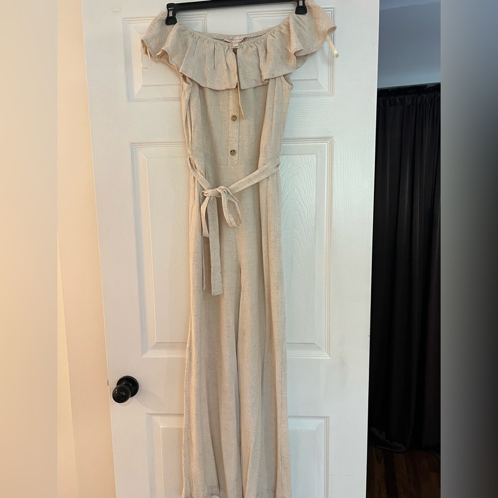 New w tag! Fun and refreshing summer-ready jumpsuit.